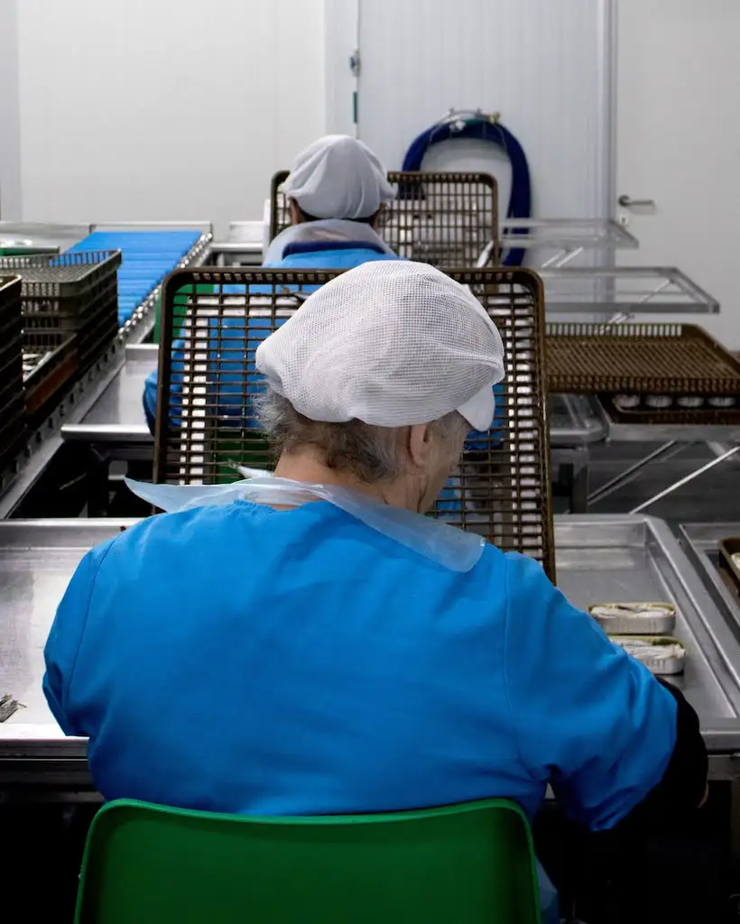 Medewerksters aan de productielijn bij JOSE Gourmet