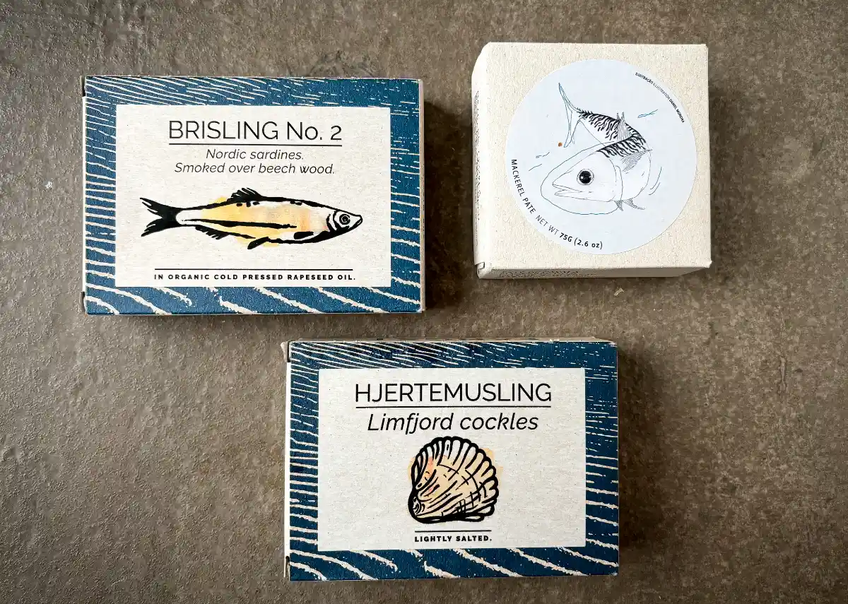 De drie blikjes voor deze aperoplank: Fangst Brisling No. 2, Fangst Hjertemusling en José Gourmet makreelpaté